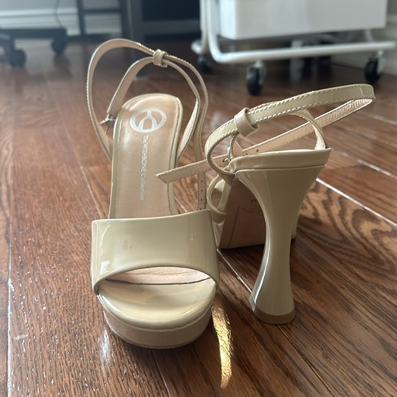 Nude platform heels size 7.5 - Picture 3 of 3